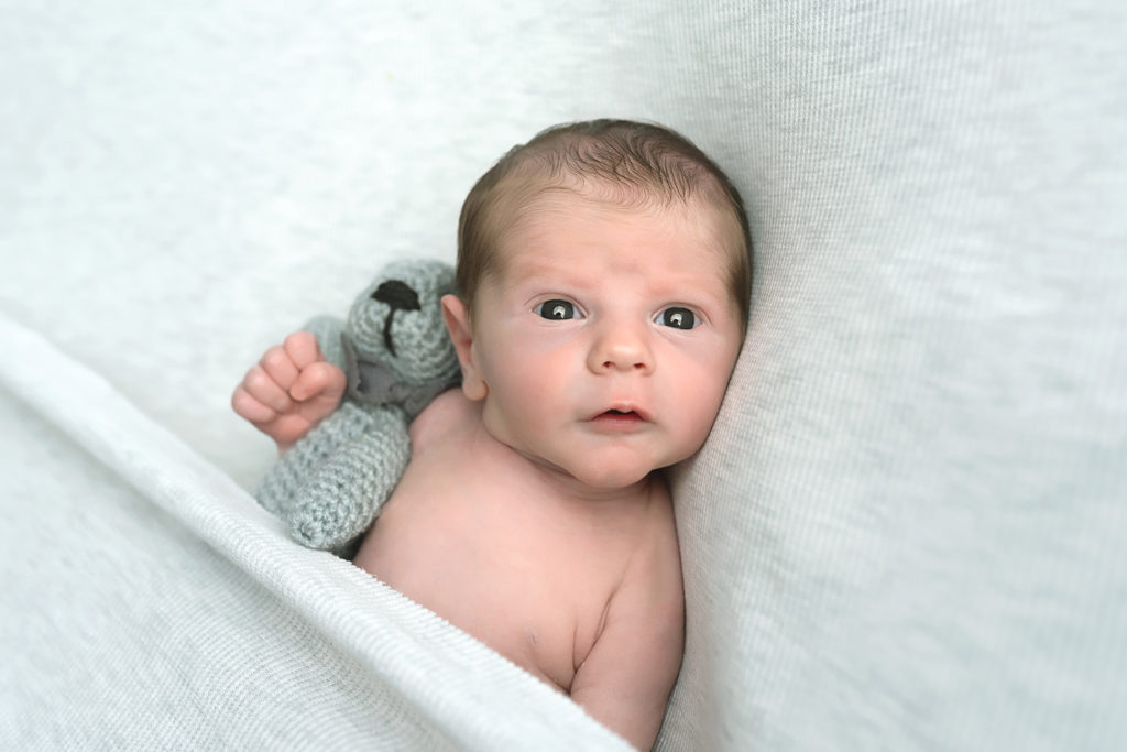 photo séance photo nouveau-né , quelques jours après la naissance de bébé à Collonges (01) près des Pays de Gex et de Haute savoie