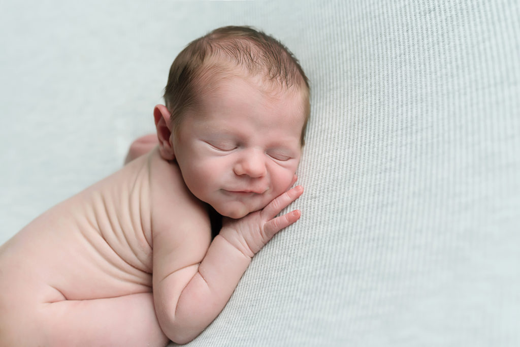 photo séance photo nouveau-né , quelques jours après la naissance de bébé à Collonges (01) dans le Pays de Gex et de Haute savoie