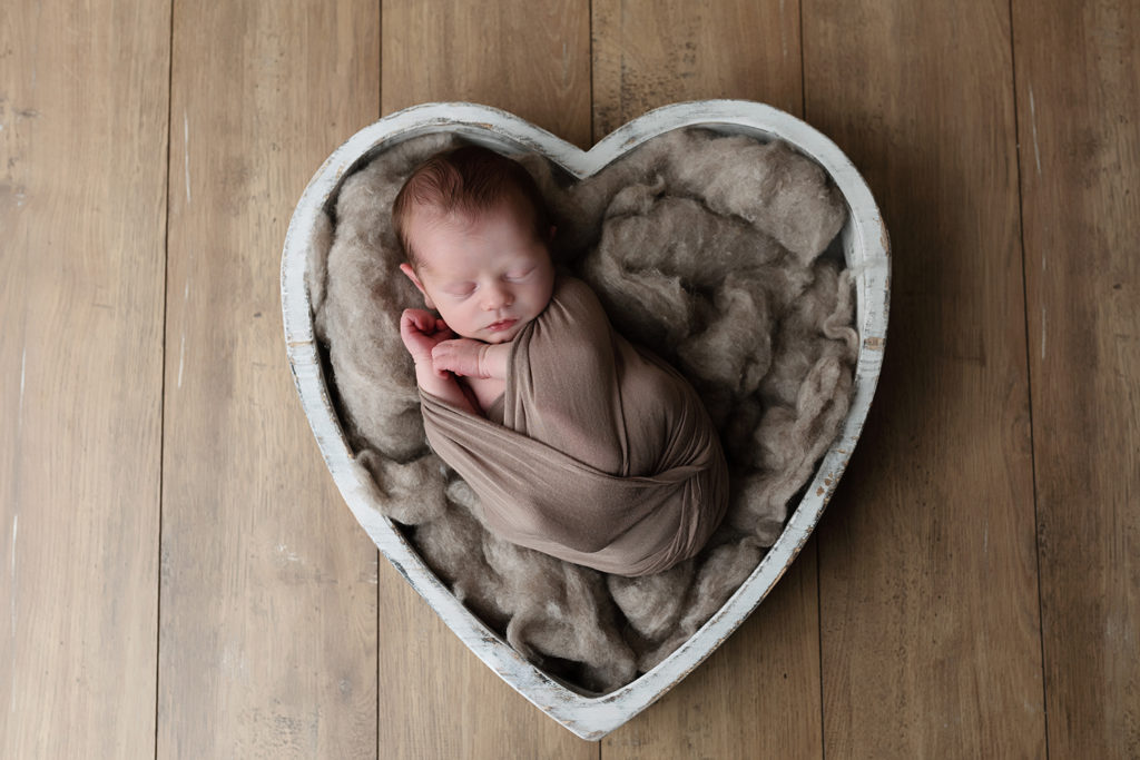 photo séance photo nouveau-né , quelques jours après la naissance de bébé à Collonges (01) près des Pays de Gex et de Haute savoie