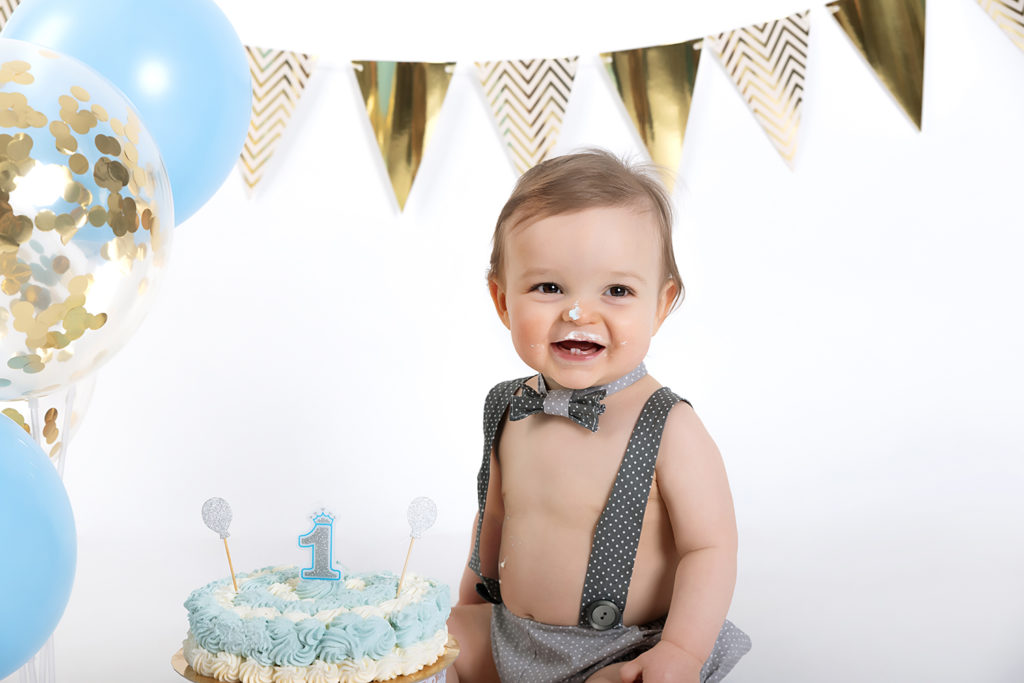 studio photos pour le 1er anniversaire de bébé dans un bain lors d'une séance smash the cake à collonges (01) près des Pays de Gex et de Haute savoie