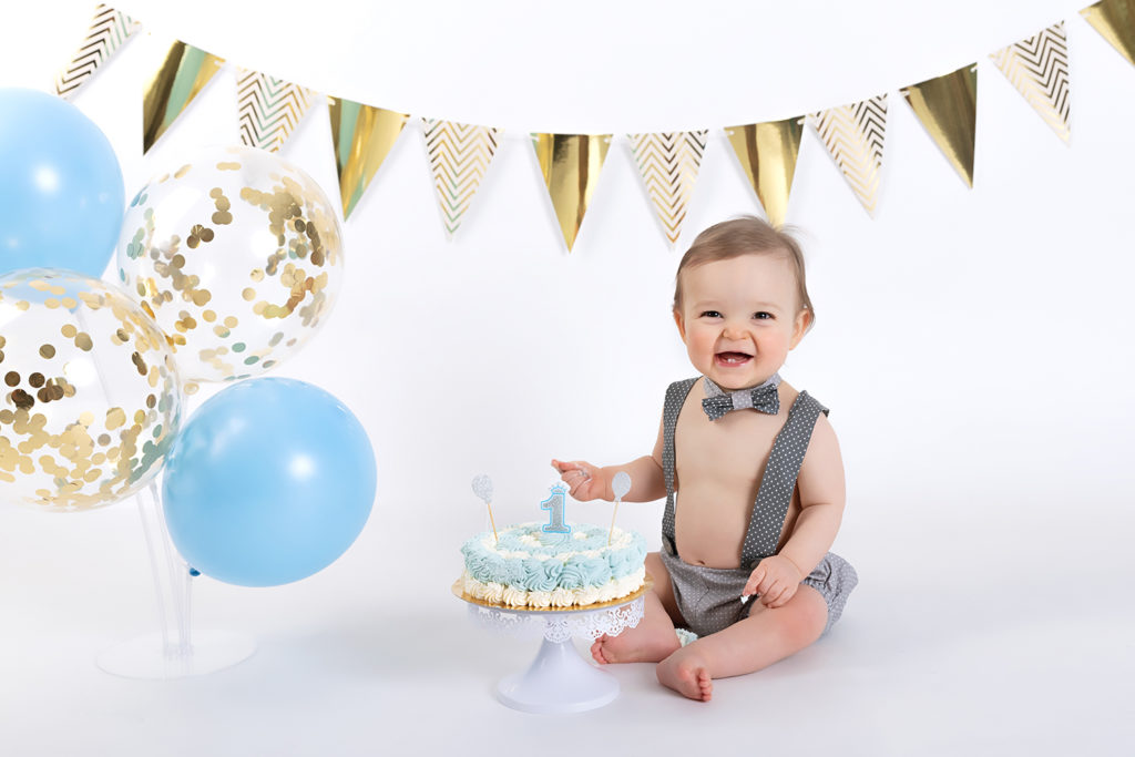 studio photos pour le 1er anniversaire de bébé dans un bain lors d'une séance smash the cake à collonges (01) dans le Pays de Gex, proche Suisse et Haute savoie