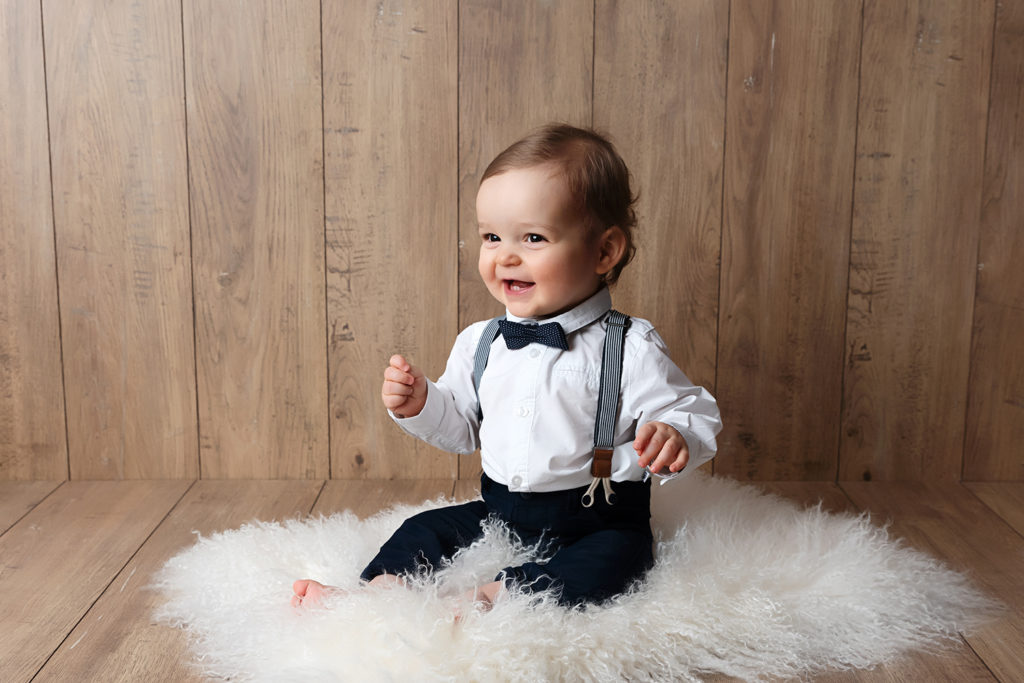 studio photos pour le 1er anniversaire de bébé dans un bain lors d'une séance smash the cake à collonges (01) près des Pays de Gex et de Haute savoie